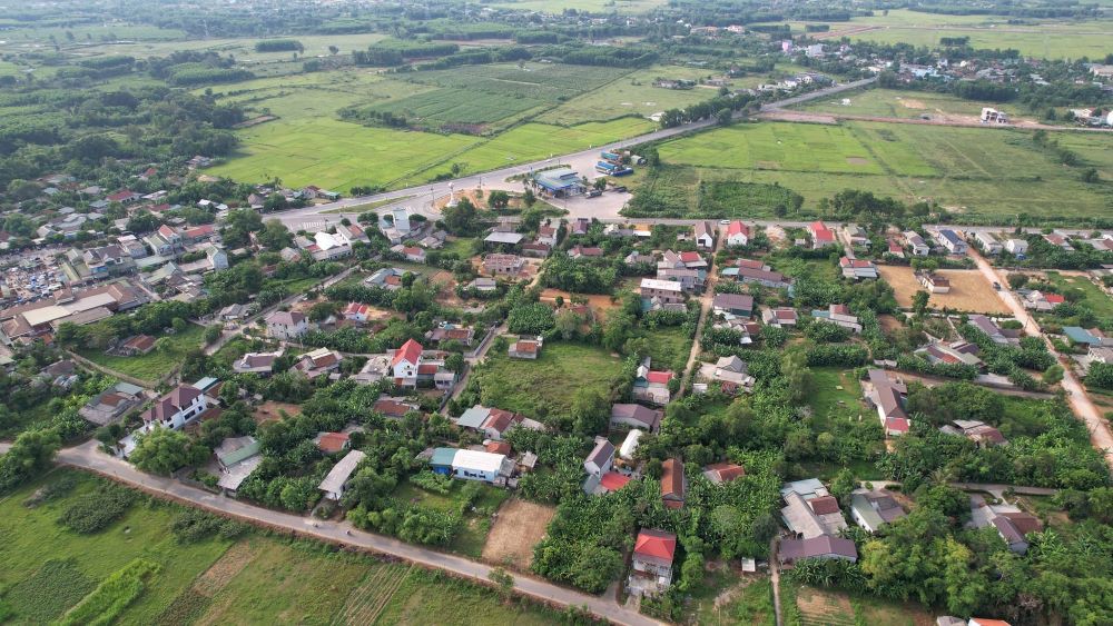 Xóm nhà tranh quê tôi hôm nay đã lô nhô nhà tầng - Ảnh: L.Đ.D